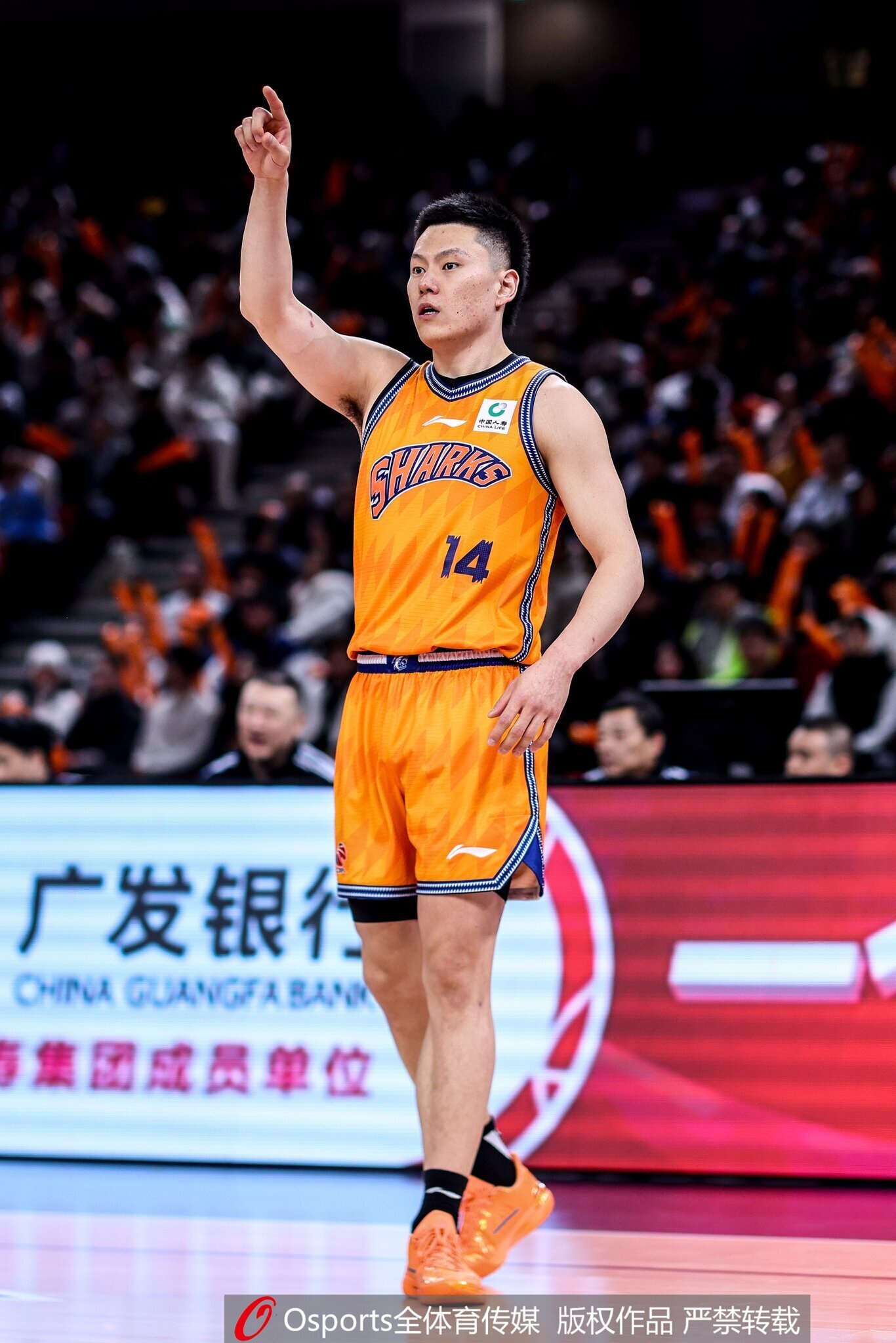 媒体人：上海和李弘权达成两年C类合同续约 球员在薪资上做了让步